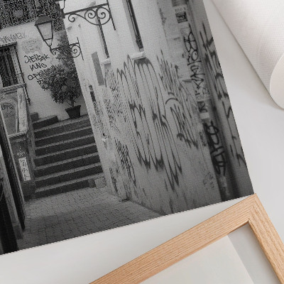 Decoratieve poster Zwart-witte straat met graffiti en straatlantaarns