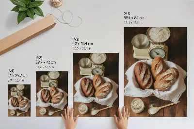 Poster met broodmand, weegschaal, bloem op een houten oppervlak