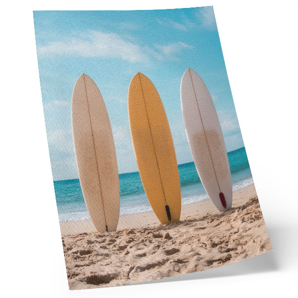 Decoratieve poster Surfplanken op het strand onder een blauwe hemel