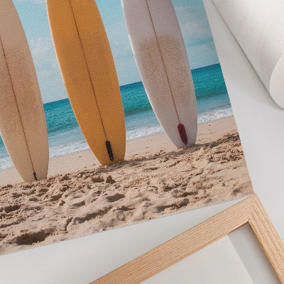 Decoratieve poster Surfplanken op het strand onder een blauwe hemel