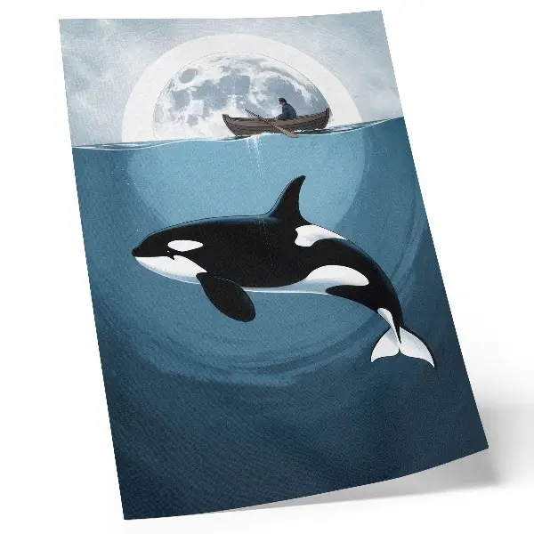 Wandposter orka onder water met een figuur op een boot en de maan op de achtergrond