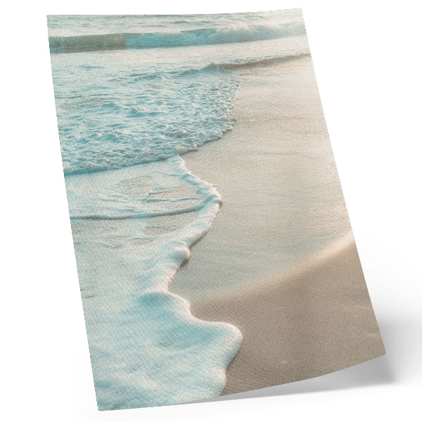 Poster De golven kabbelen zachtjes tegen het zand, een kalme sfeer.