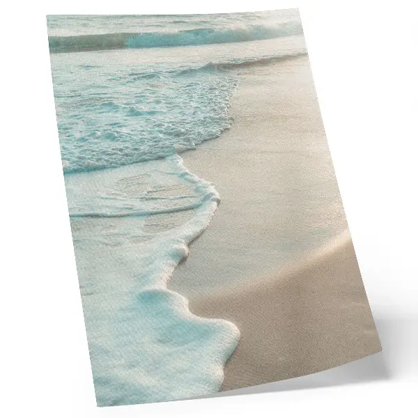 Poster met golven die zachtjes tegen het zand kabbelen voor een kalme sfeer