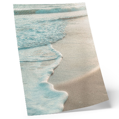 Poster De golven kabbelen zachtjes tegen het zand, een kalme sfeer.