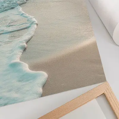 Poster met golven die zachtjes tegen het zand kabbelen voor een kalme sfeer