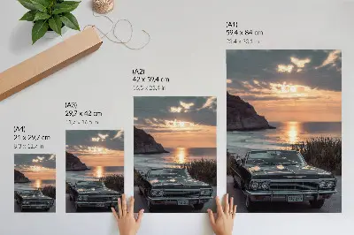 Decoratieve poster met een nostalgische retro auto bij de zonsondergang aan zee
