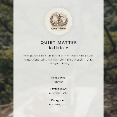 Wandposter antieke deur begroeid met klimop op een mysterieus pad