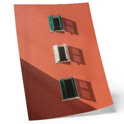 Poster oranje muur met drie ramen en groene jaloezieën