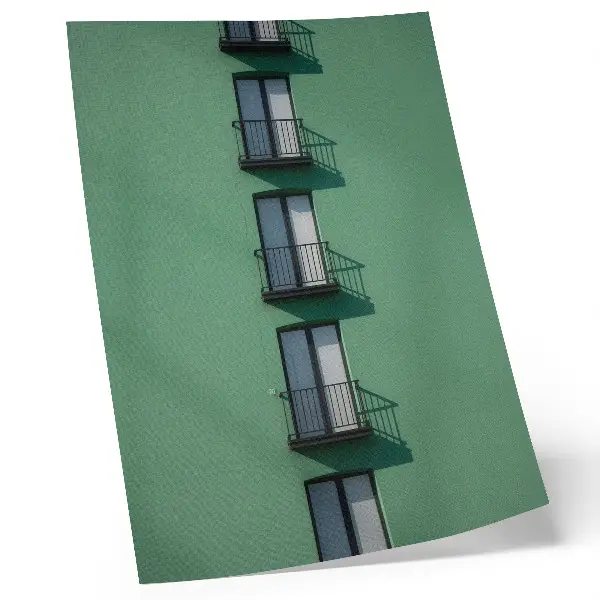Decoratieve poster met een groene gevel met ramen, balkons en schaduwen in moderne stijl