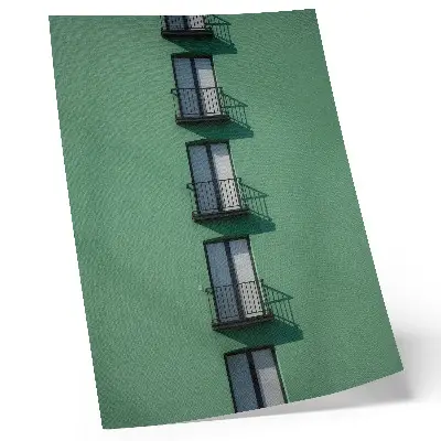 Decoratieve poster met een groene gevel met ramen, balkons en schaduwen in moderne stijl