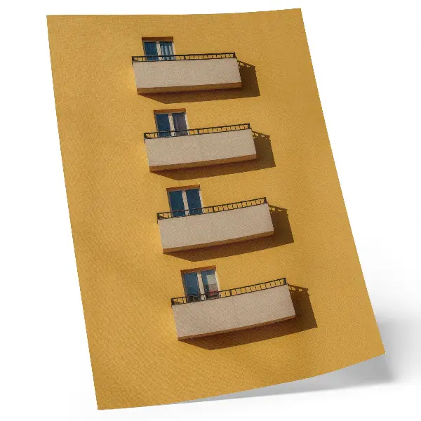Wandposter gele gevel met vier balkons in een minimalistische compositie