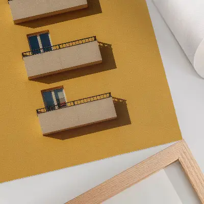 Wandposter gele gevel met vier balkons in een minimalistische compositie