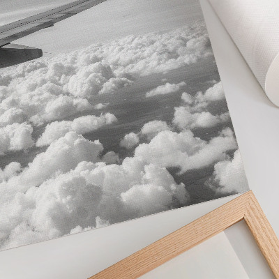 Poster Vliegtuigvleugel boven de wolken in zwart-witstijl