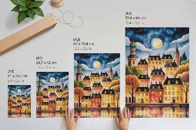 Decoratieve poster Een sfeervolle stad 's nachts met de maan aan de hemel.