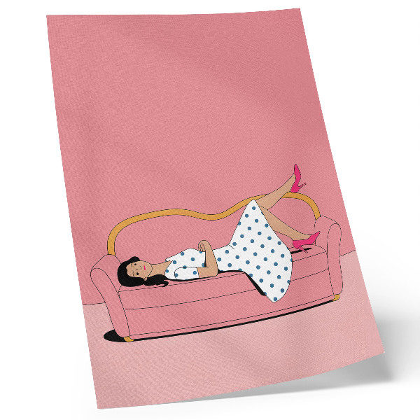 Decoratieve poster Rustgevende ontspanningsscène met een vrouw op een roze bank.