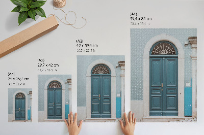 Poster Blauwe deur met witte architectonische elementen