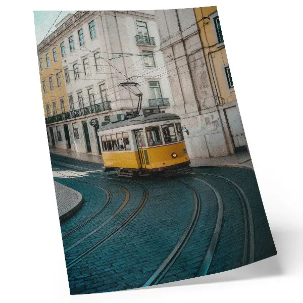Poster gele tram in een bocht van een stadsstraat