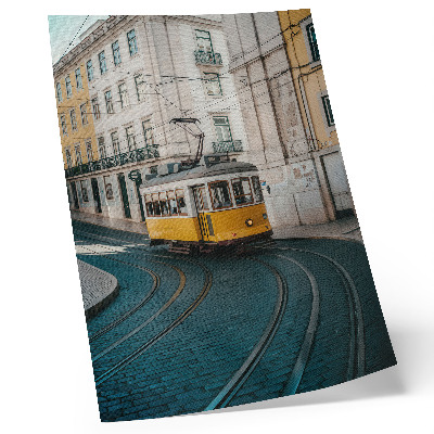 Poster Een gele tram in een bocht van een stadsstraat.