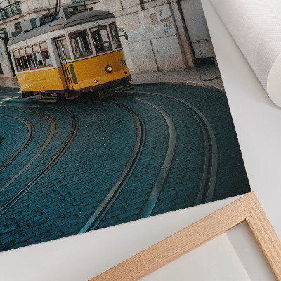 Poster Een gele tram in een bocht van een stadsstraat.