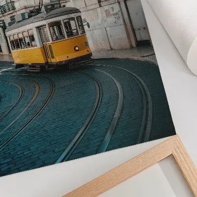 Poster gele tram in een bocht van een stadsstraat