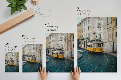 Poster Een gele tram in een bocht van een stadsstraat.
