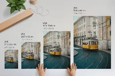 Poster gele tram in een bocht van een stadsstraat