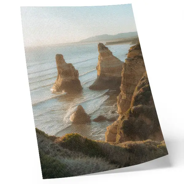Decoratieve poster rotsachtige kliffen aan zee tijdens zonsondergang