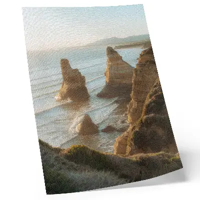 Decoratieve poster rotsachtige kliffen aan zee tijdens zonsondergang