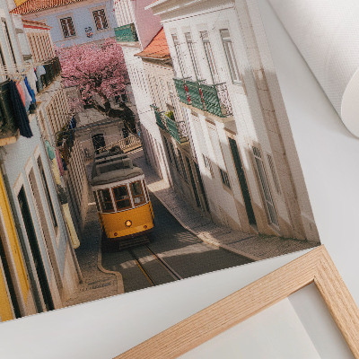 Poster Een straat met een tram, pastelkleurige huizenblokken, bloemen
