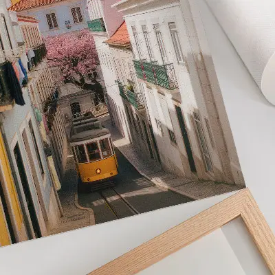 Poster straat met een tram, pastelkleurige huizenblokken en bloemen