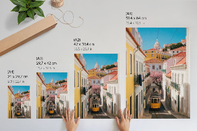 Poster Een straat met een tram, pastelkleurige huizenblokken, bloemen