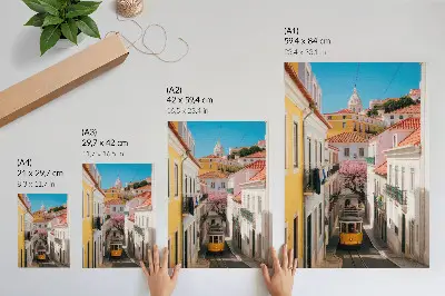 Poster straat met een tram, pastelkleurige huizenblokken en bloemen