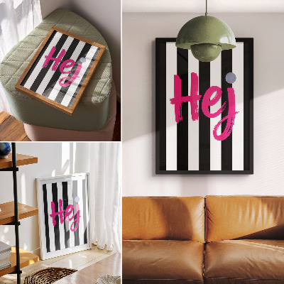 Decoratieve poster De zwart-witte strepen contrasteren met de roze letters.
