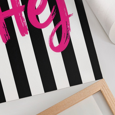 Decoratieve poster De zwart-witte strepen contrasteren met de roze letters.
