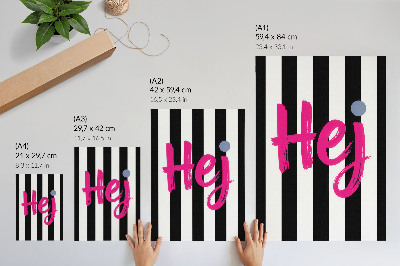 Decoratieve poster De zwart-witte strepen contrasteren met de roze letters.