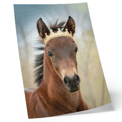 Wandposter Een paard met een kroon tegen een neutrale achtergrond.