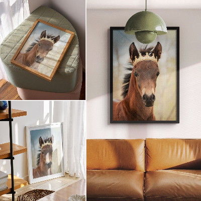 Wandposter Een paard met een kroon tegen een neutrale achtergrond.