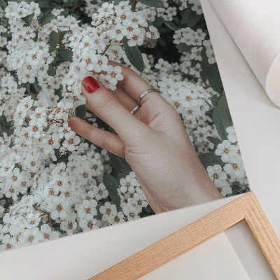Poster Witte bloemen, groene hand, rode nagels