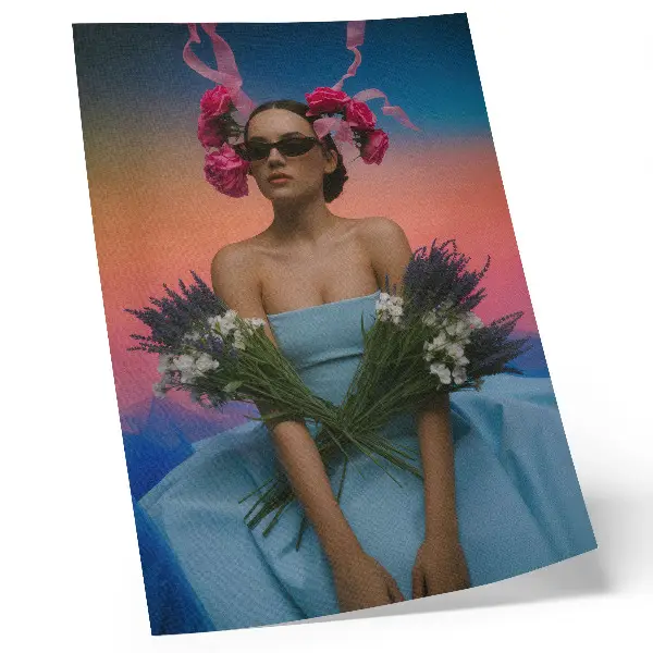 Poster vrouw met bloemen tegen een achtergrond van een zonsondergang