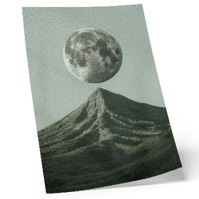 Wandposter maan boven de bergen in groene tinten met een mysterieus landschap