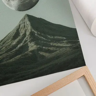 Wandposter maan boven de bergen in groene tinten met een mysterieus landschap