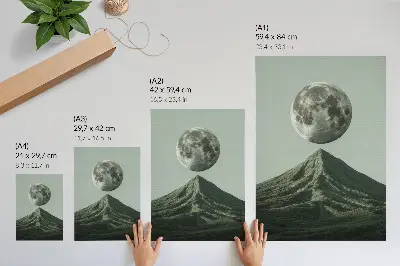 Wandposter maan boven de bergen in groene tinten met een mysterieus landschap