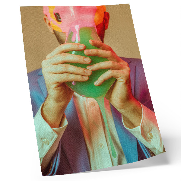 Poster Een kleurrijk masker in de handen van een surrealistische figuur.