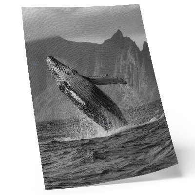 Poster Een foto van een springende walvis met bergen op de achtergrond.