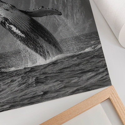 Poster Een foto van een springende walvis met bergen op de achtergrond.