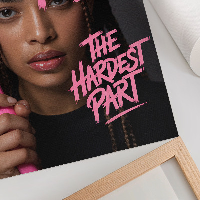 Wandposter Gezicht met roze letters, dynamische sfeer