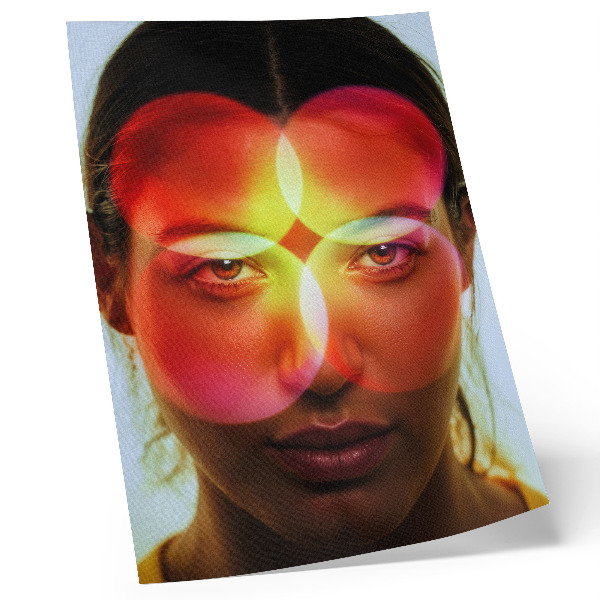 Poster Menselijk gezicht met gekleurde energiecirkels