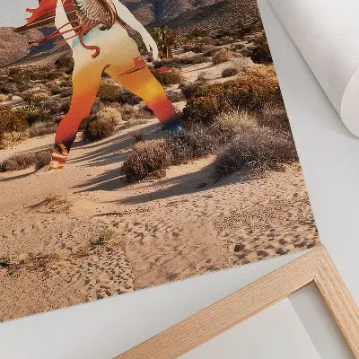 Decoratieve poster figuur in een surrealistisch woestijnlandschap