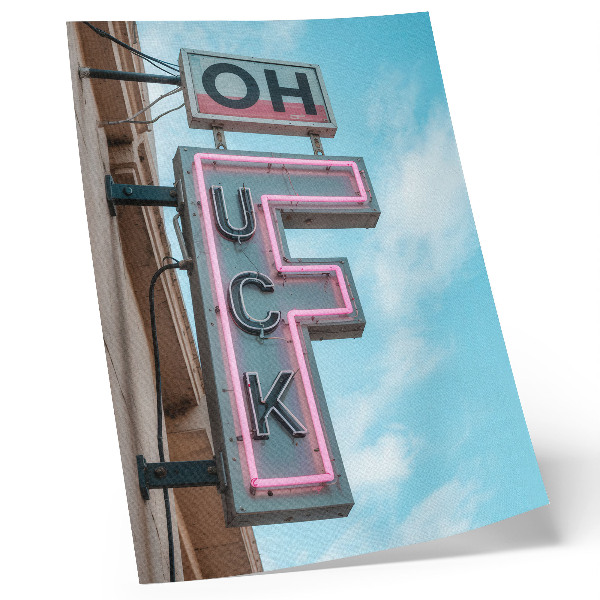 Poster Neon retro reclamebord met intense kleuren in een blauwe lucht.