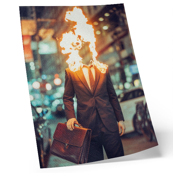 Poster Elegante man met brandend hoofd in de stad
